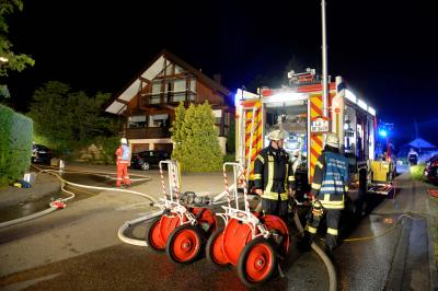 Muellunterstand brennt - Feuerwehr kann uebergreifen auf Pkw in Affalterbach verhindern